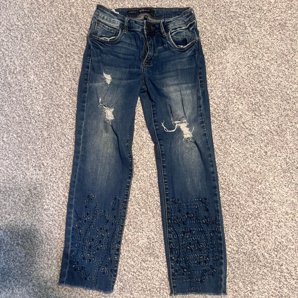 StsBlue Taylor Straight leg, embroidered and frayed at the bottom
